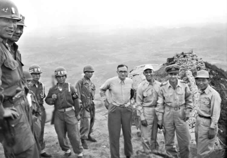 Uncok Observers With Rok Troops On A Hill On The 38Th Parallel Near Kaesong