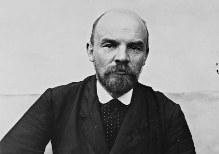 Standing portrait of Vladimir Lenin in suit