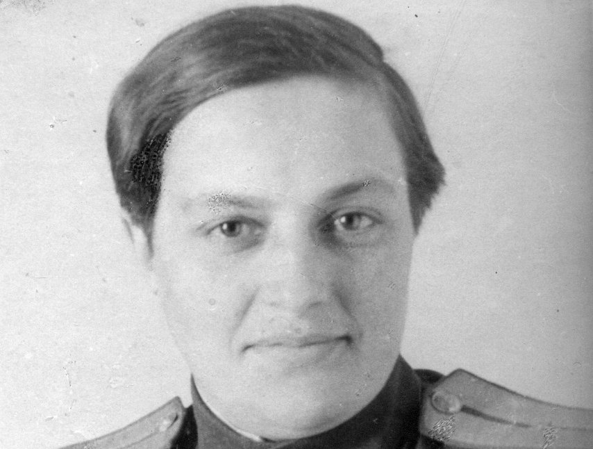 Grayscale Portrait Photo of Soviet sniper and future Hero Lyudmila Mikhailovna Pavlichenko