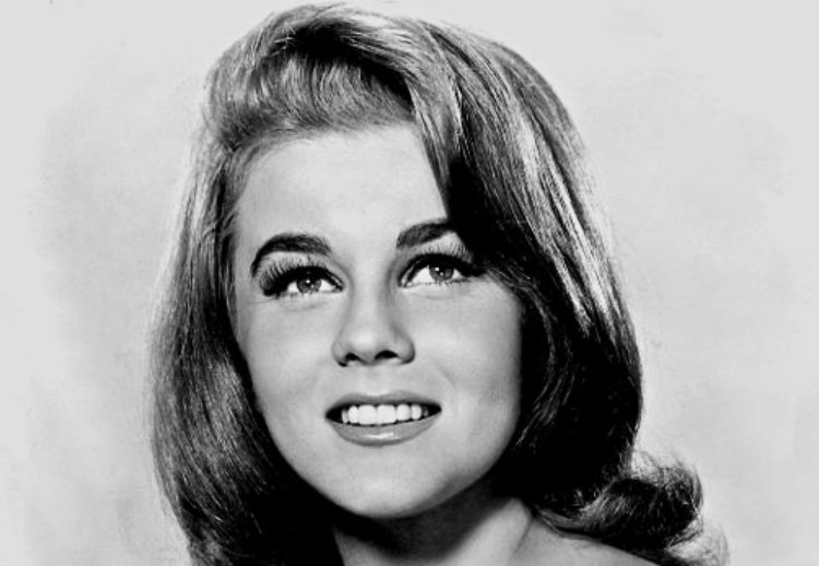 Promotional photo of Ann-Margret smiling