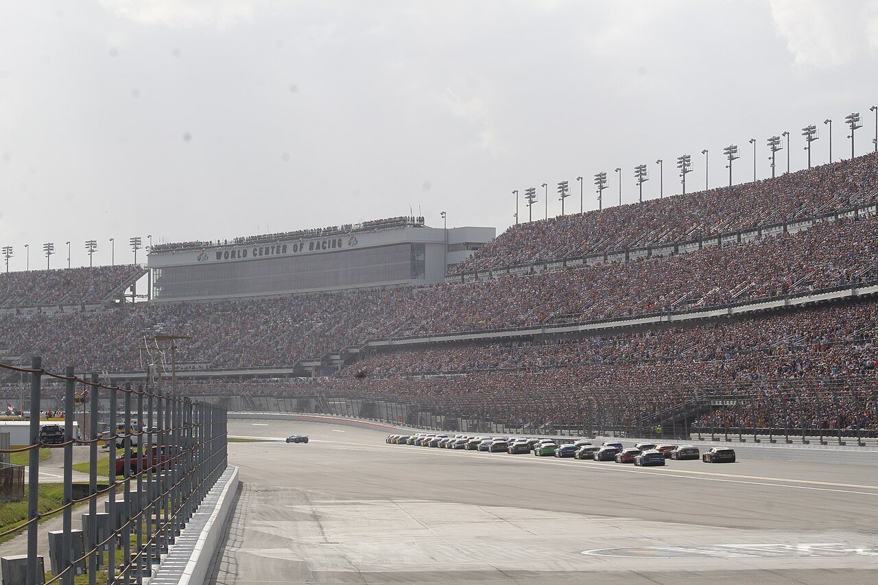 Green flag daytona 500