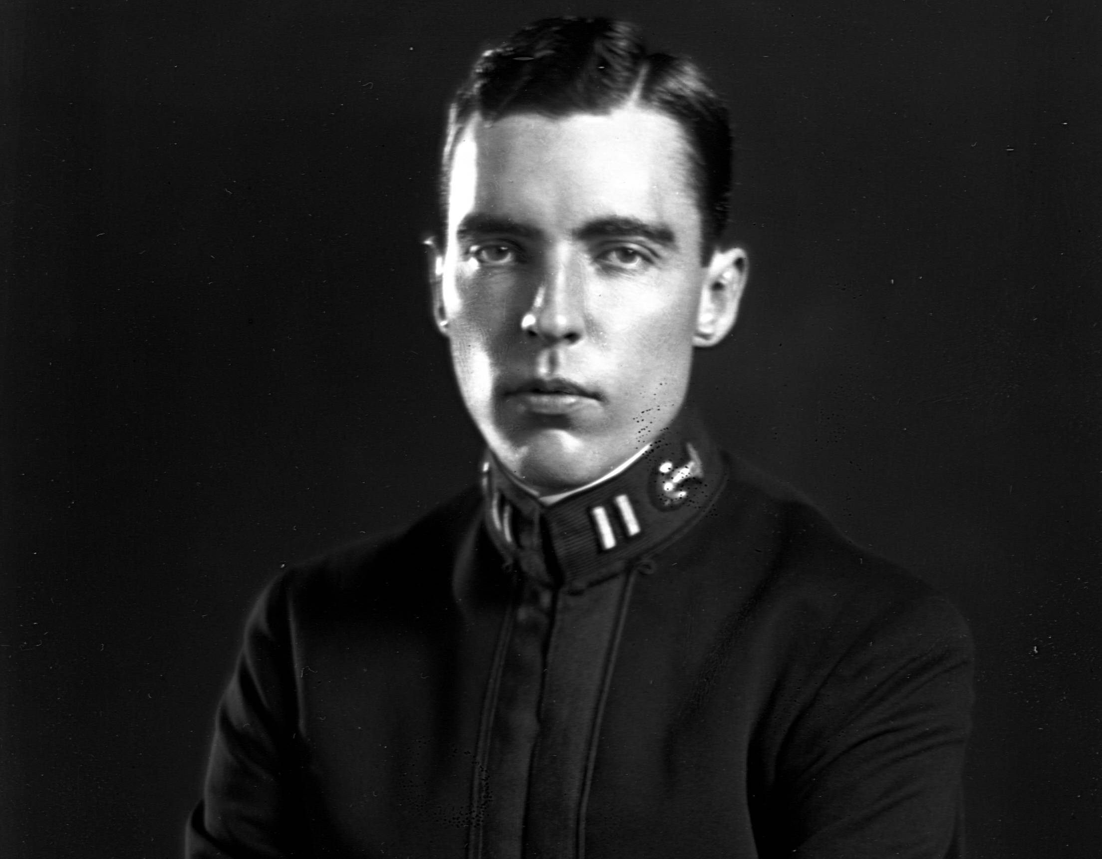 Vincent Astor in uniform facing right