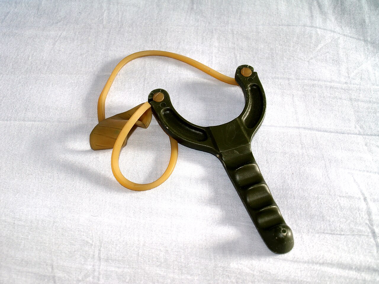 Plastic slingshot toy