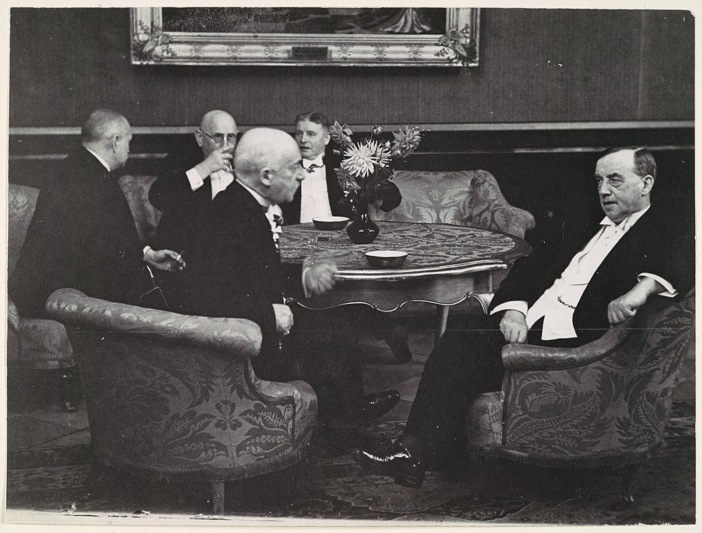 1024Px--Five Gentlemen Conversing Around Table- Met Dp102518