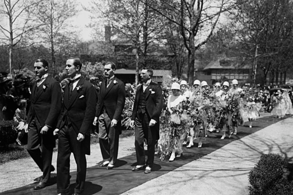 Entering All Soul's Church At Biltmore, N.c., For Vanderbilt-Cecil Wedding, April 29Th Lccn2016893428