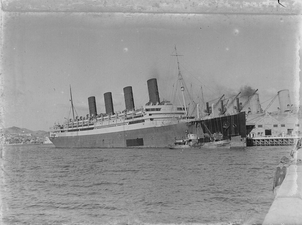 View Of A Moored Ocean Liner (Am 85840-1)
