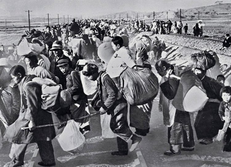 Hundreds of thousands of Koreans fled south in mid-1950