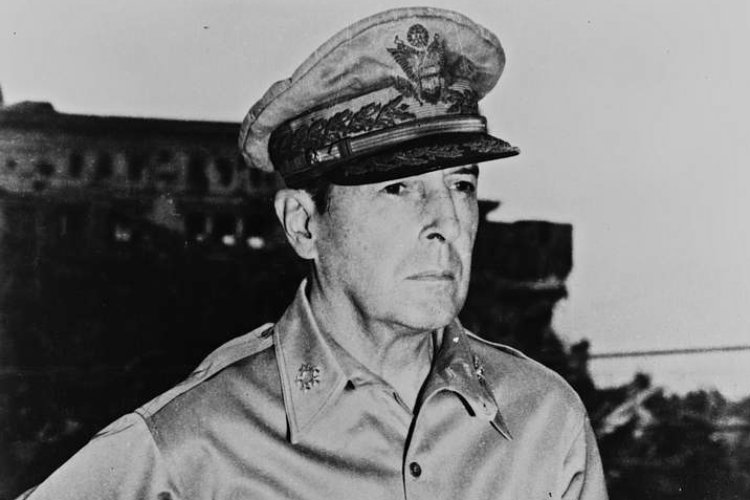 Photo of General Douglas Macarthur in uniform