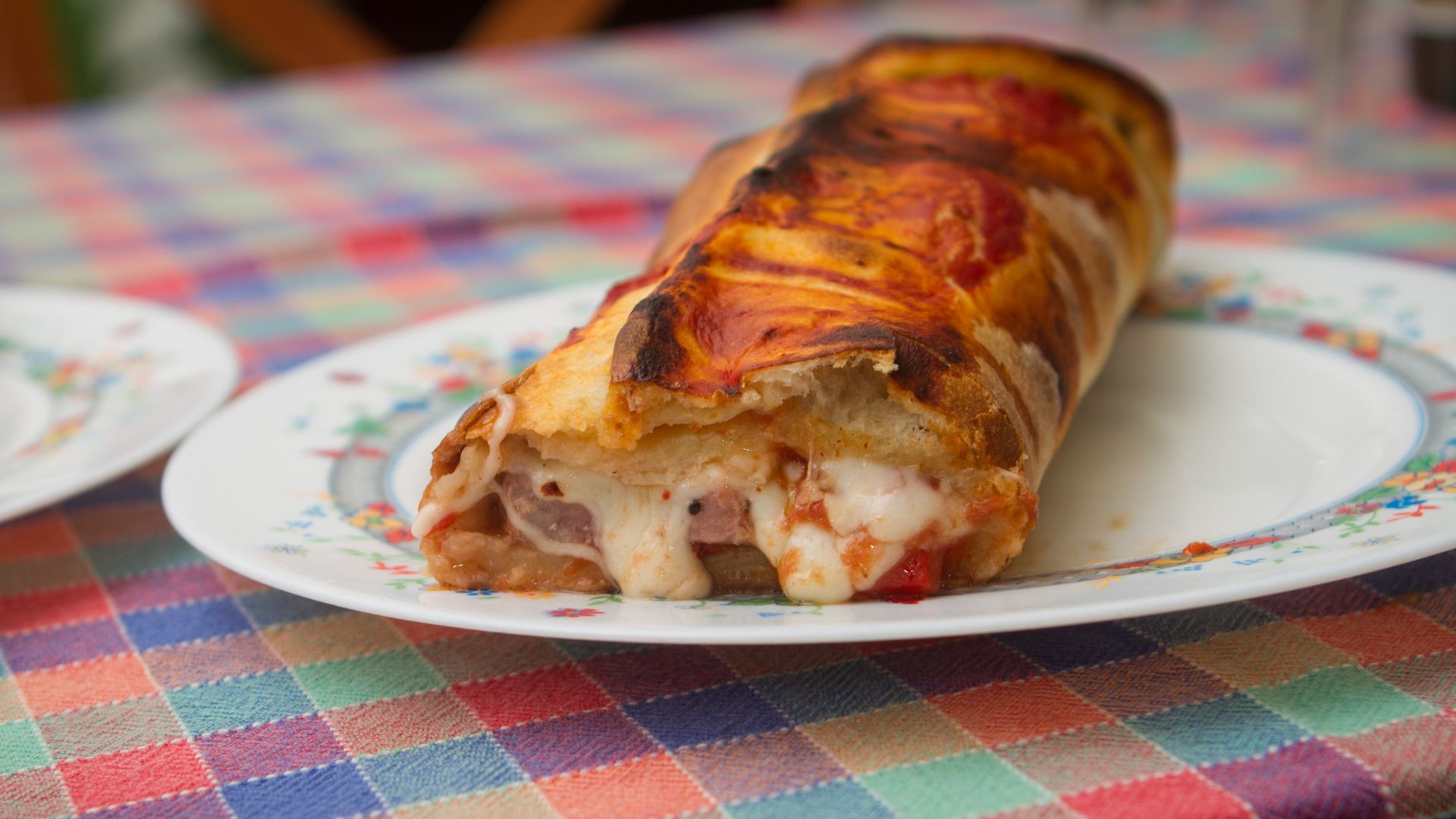File:Mega calzone - ND0 3598 (8041009503).jpg