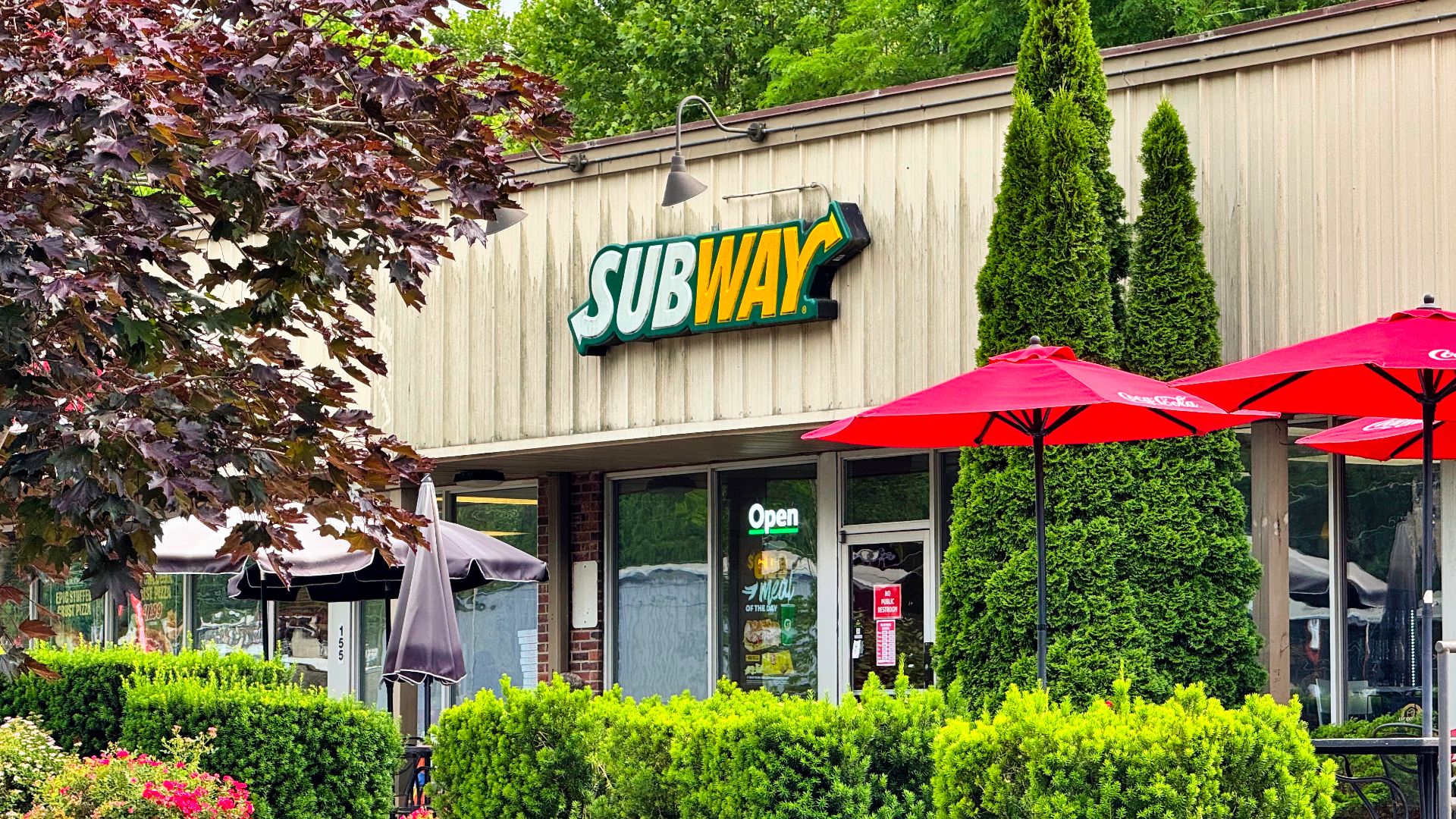 File:A Subway restaurant in a strip mall in Franklin, North Carolina, United States.jpg