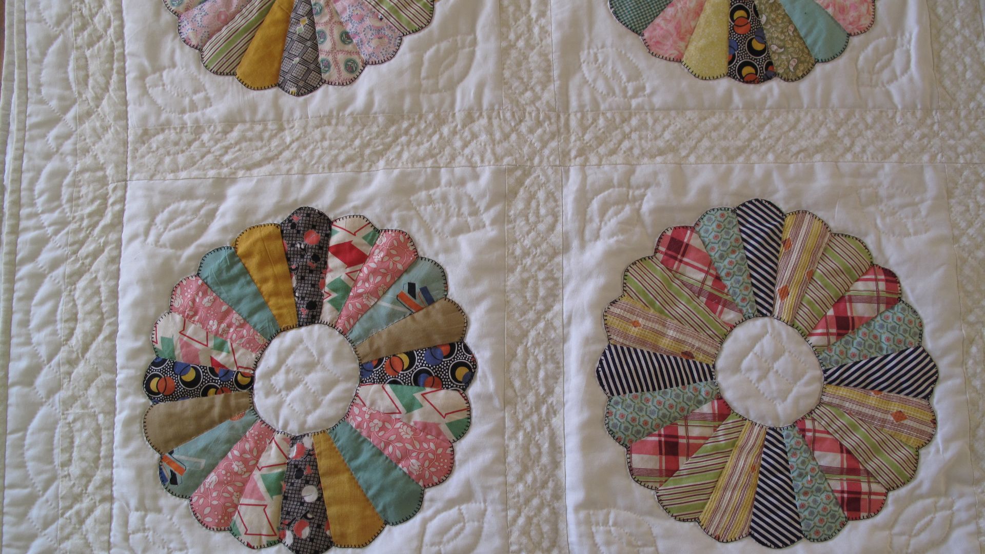 File:Dresden plate motifs in 20th century quilt 2.jpg