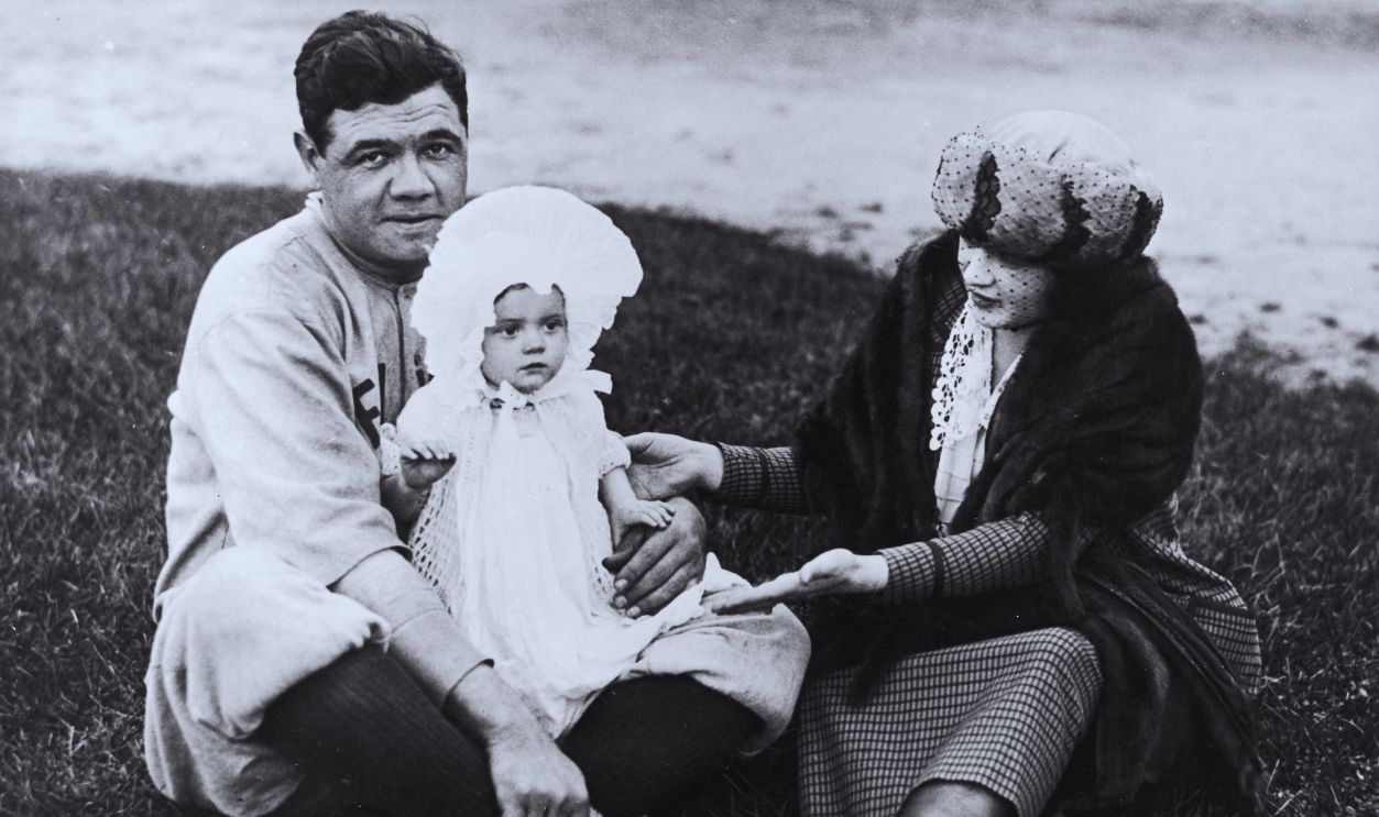 Gettyimages - 84187521, The Babe & His Family American baseball player Babe Ruth (1895 - 1948) (born George Herman Ruth Jr) poses with his wife Helen Woodford Ruth (1897 - 1929) and daughter Dorothy Ruth (later Dorothy Sullivan and Dorothy Pirone, 1921 - 1989), 1921.