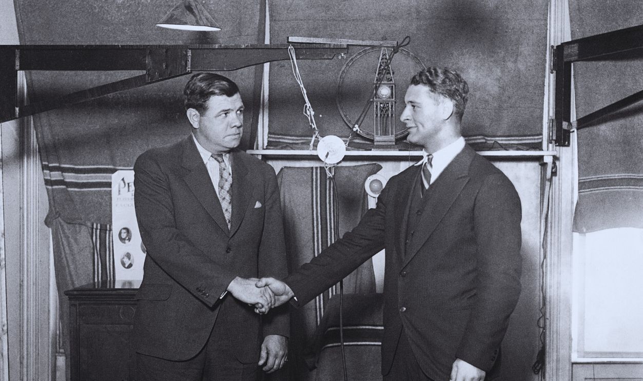 Gettyimages - 515492986, Lou Gehrig Shaking hands with Babe Ruth