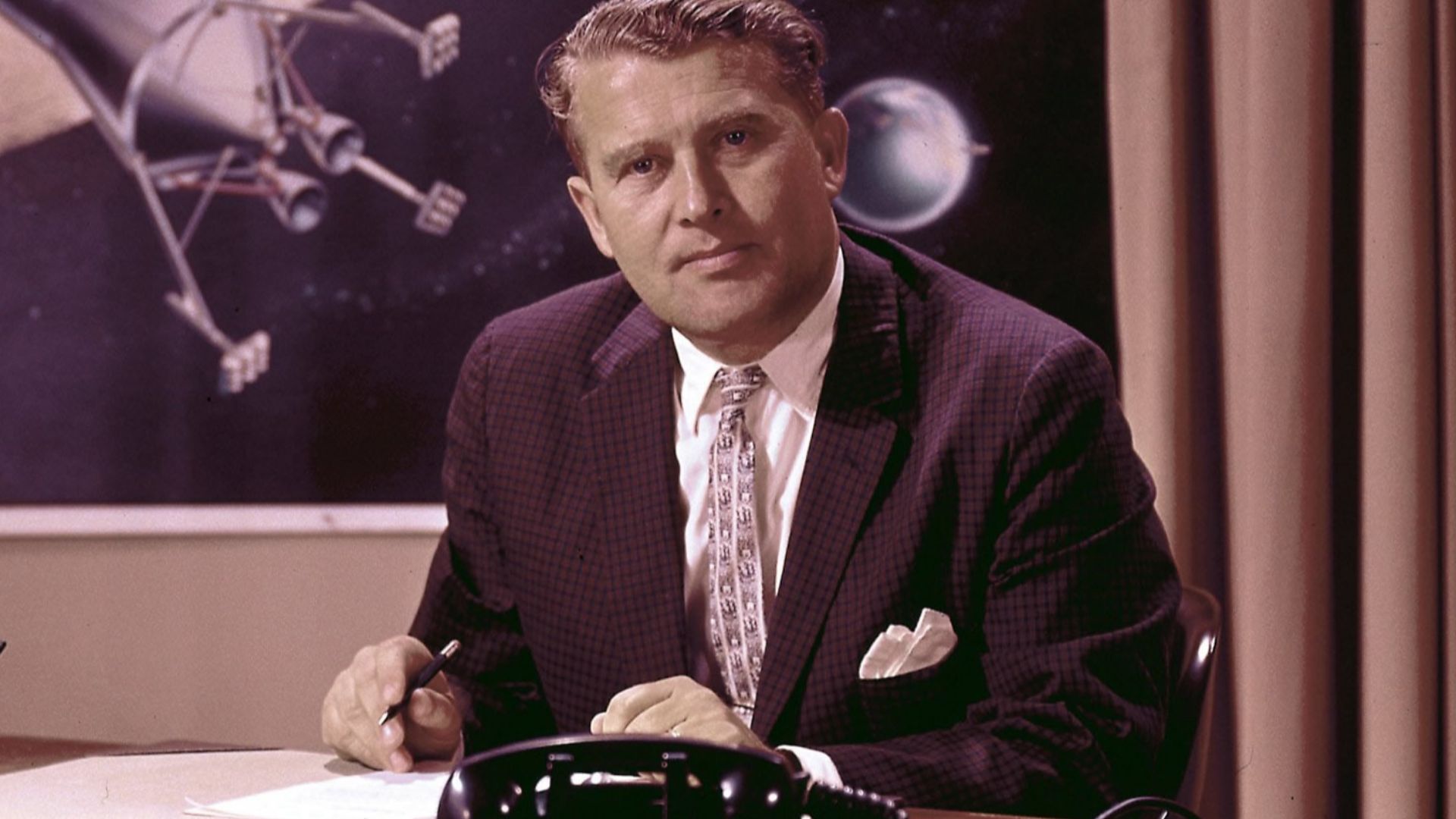 File:Wernher von Braun in his office at Marshall Space Flight Center.jpg