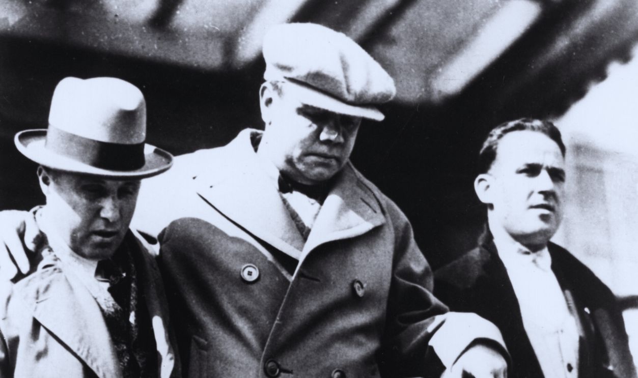 Gettyimages - 1257543, BABE RUTH ILL UNDATED: AN ILL BABE RUTH OF THE NEW YORK YANKEES BASEBALL TEAM IS HELPED ONTO THE TRAIN AT ASHEVILLE IN NORTH CAROLINA BY CLAUSE KRETCHEL AND ROBERT BOYD.