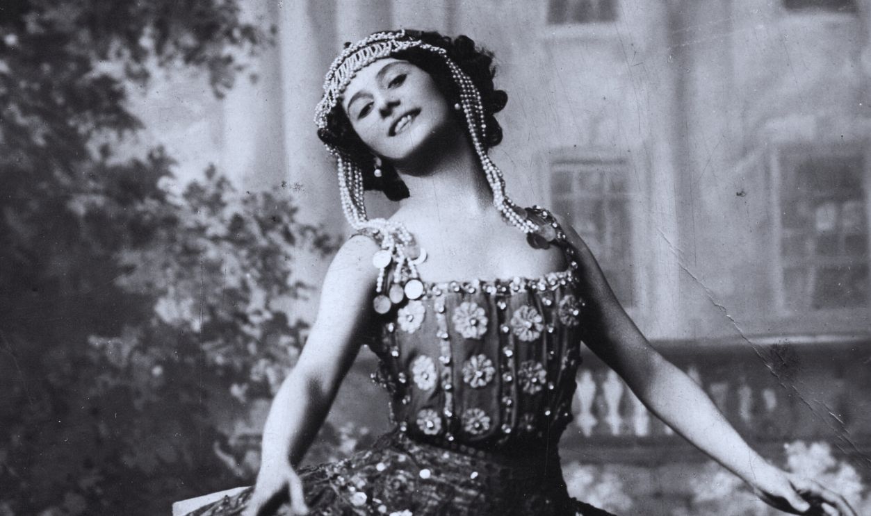 Gettyimages - 535038367, Anna Pavlova Smiling In full costume, a happy Anna Pavlova strikes a pose for a photo postcard produced in Paris, France around 1910. 