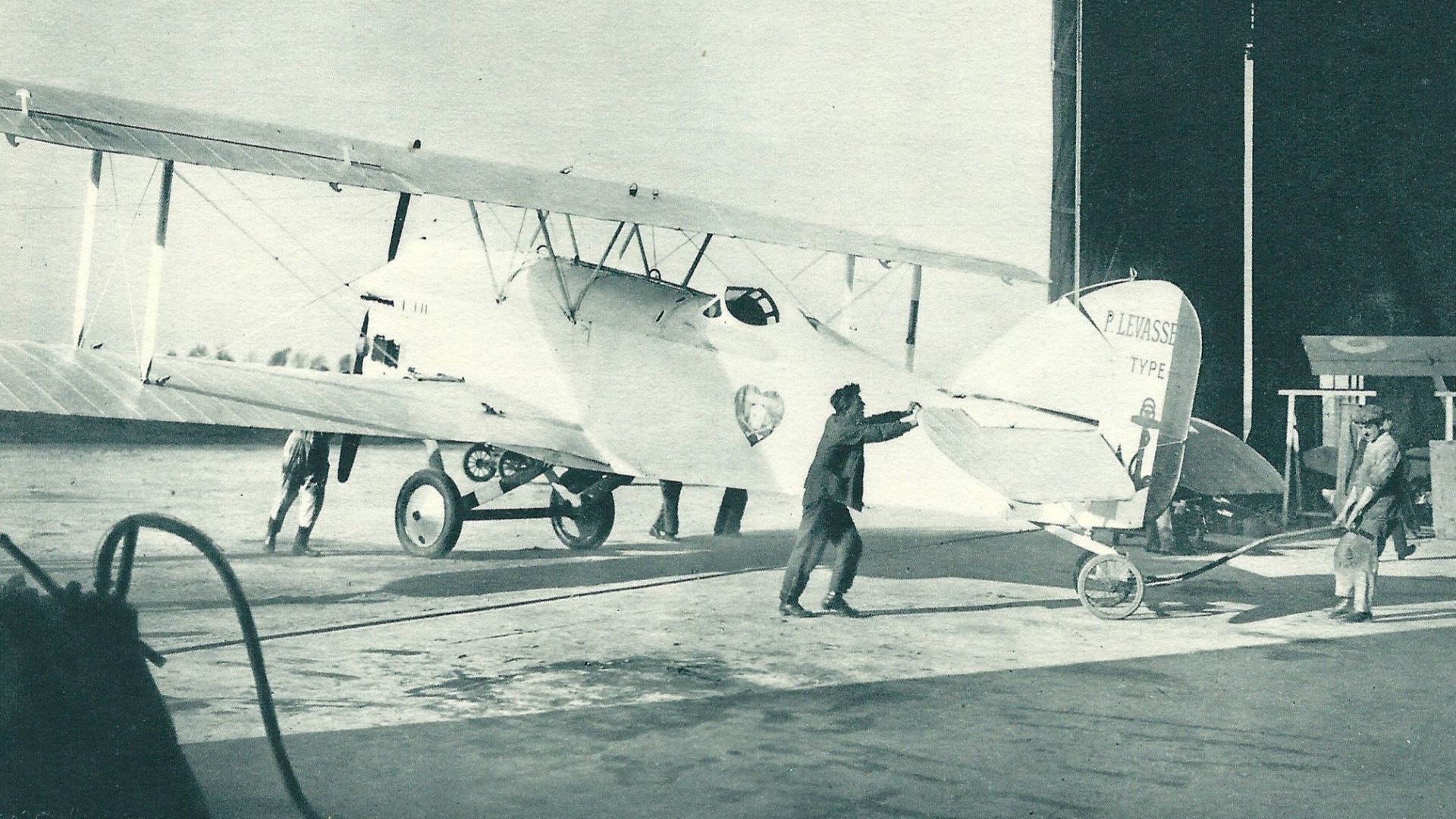 File:Charles Nungesser-Oiseau blanc au hangar.jpg