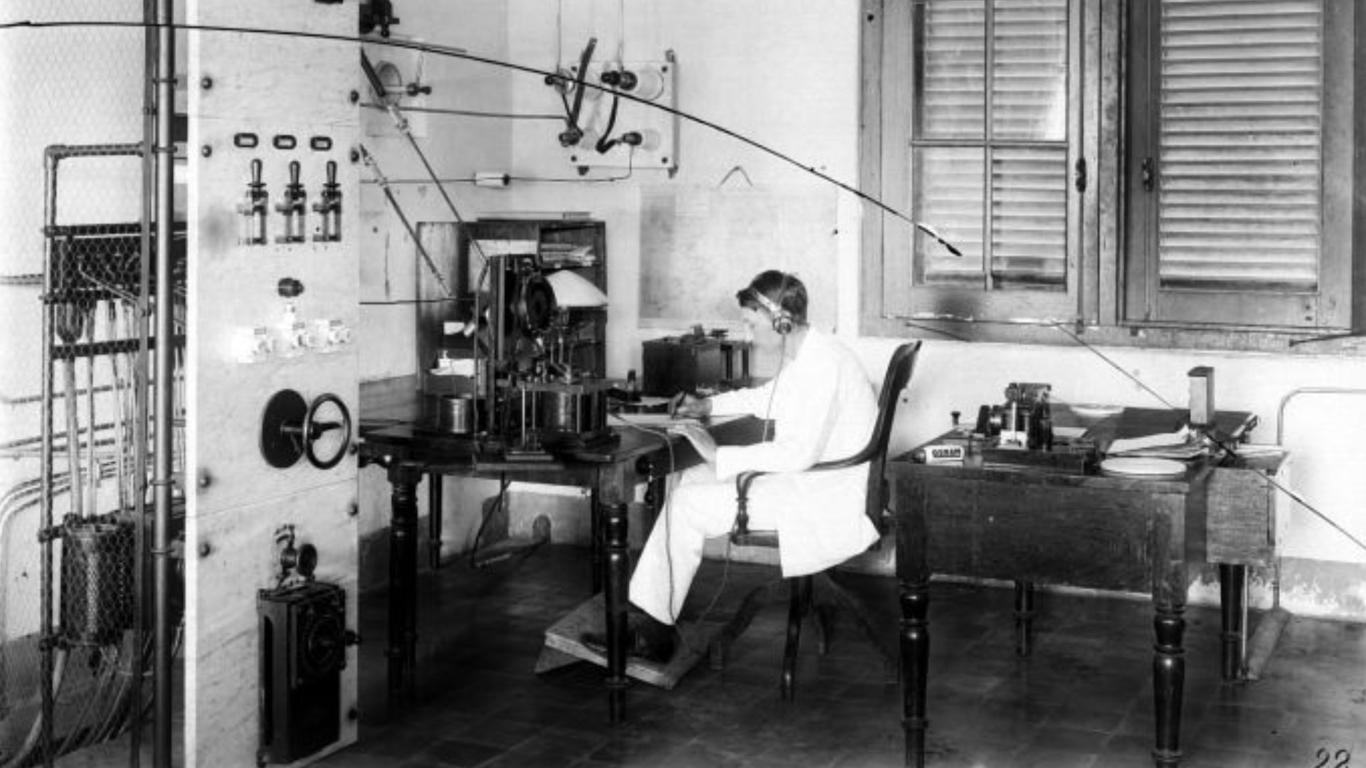 File:COLLECTIE TROPENMUSEUM Telegrafist die telegrammen ontvangt op Sabang TMnr 10022280.jpg