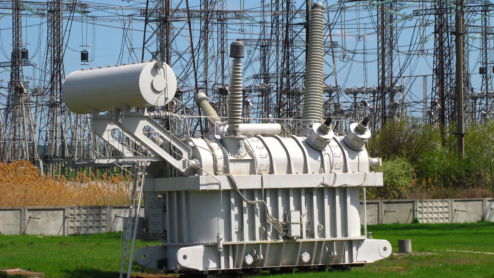 File:High-voltage transformer 750 kV Трансформатор 750 кВ.jpg