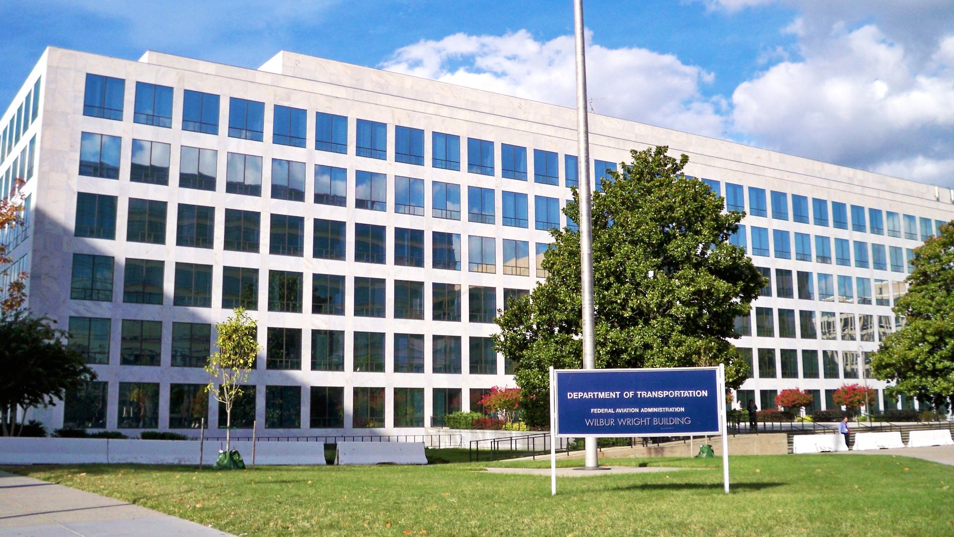 File:DOT-FAA Headquarters by Matthew Bisanz.JPG