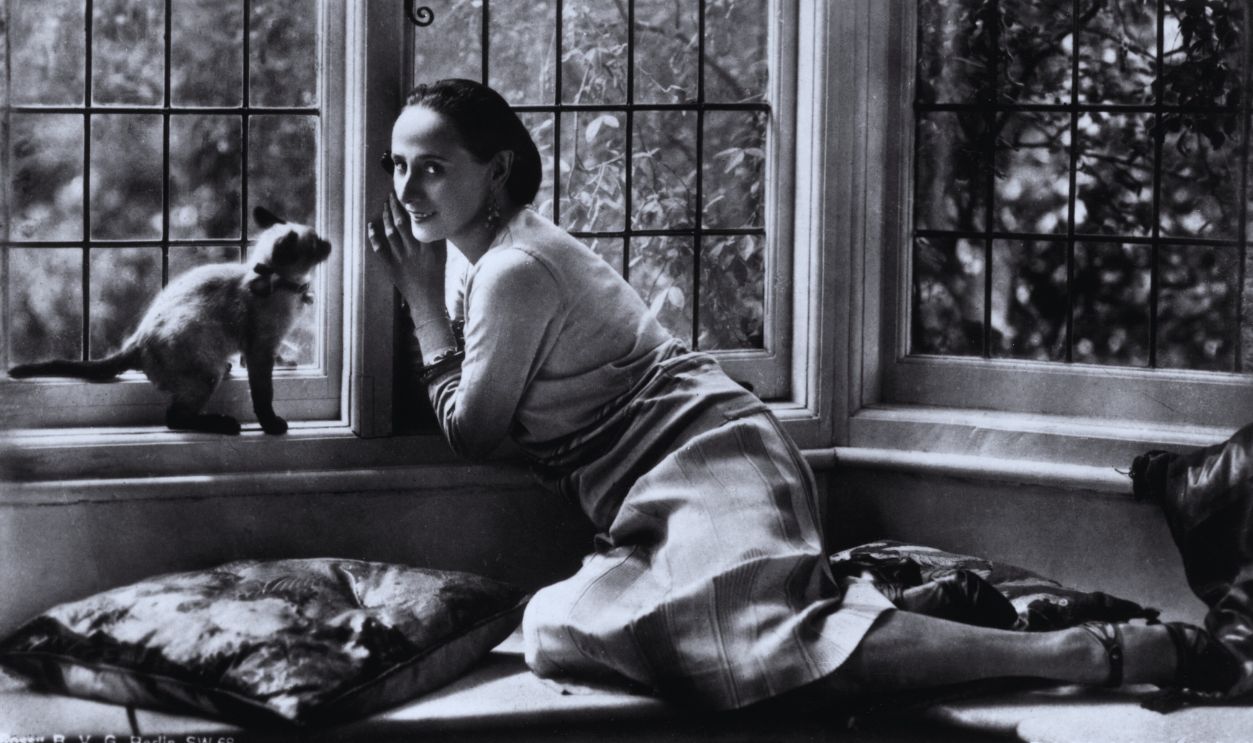 Gettyimages - 3228612, Pavlova And Cat circa 1920: Russian ballet dancer Anna Pavlova (1885 - 1931) relaxing at home with her pet cat. 