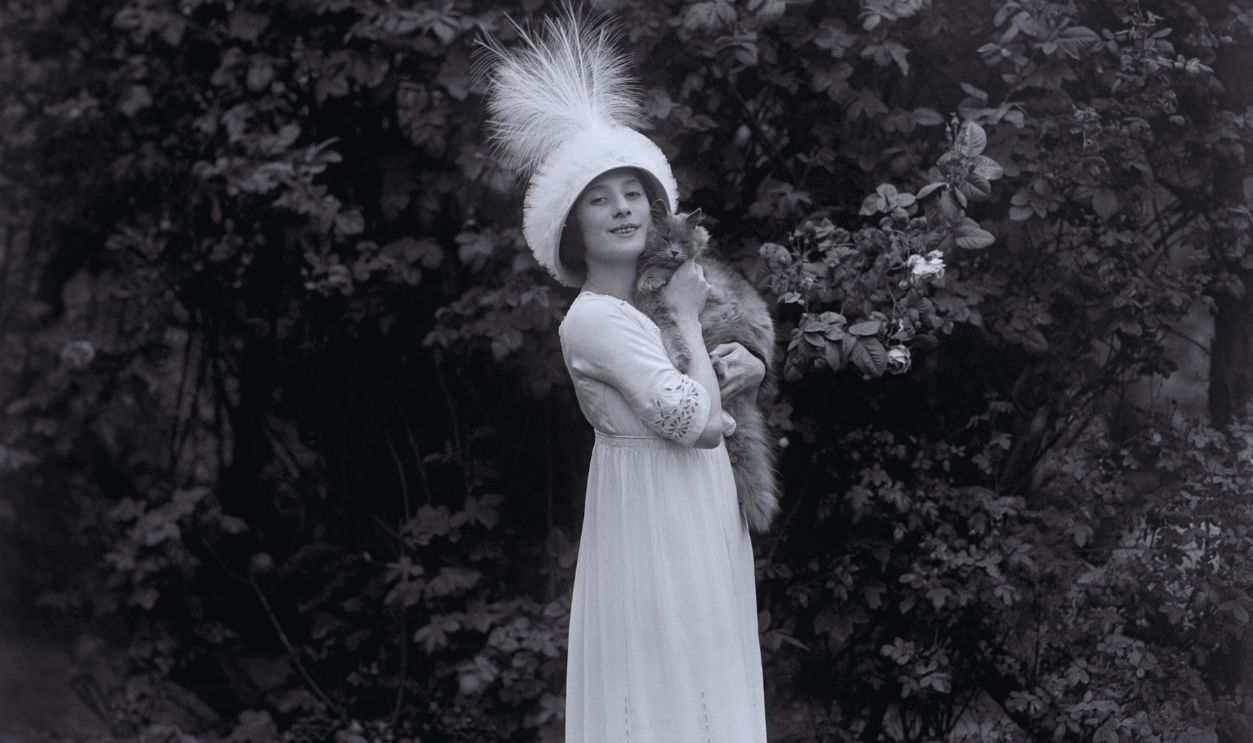 Gettyimages - 834873298, Fashion - Prima Ballerina Russian ballerina Anna Pavlova with her cat. 