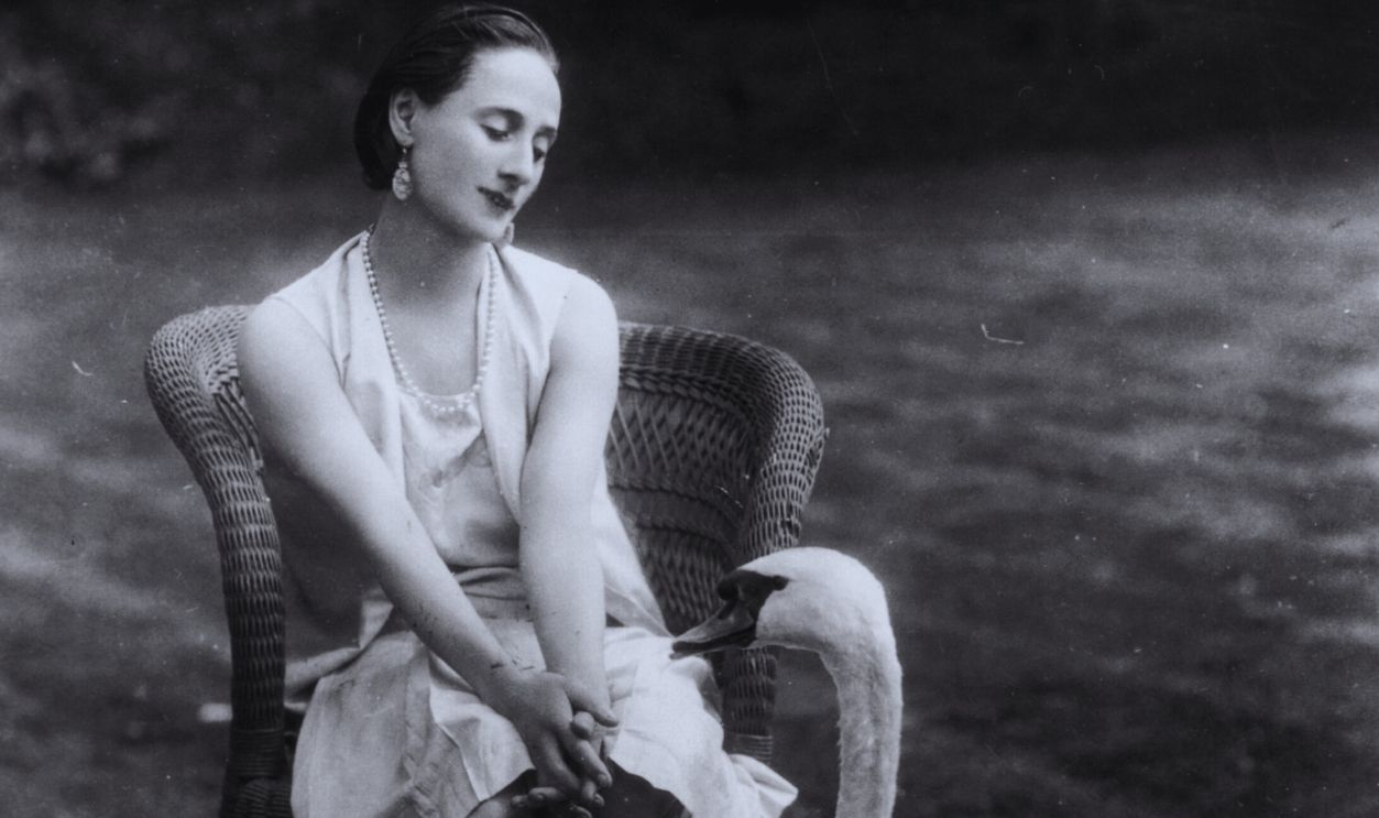 Gettyimages - 2643715, Two Swans Anna Pavlova (1885 - 1931) the Russian ballerina in the company of a swan at her London home, Ivy Lodge in Hampstead. 