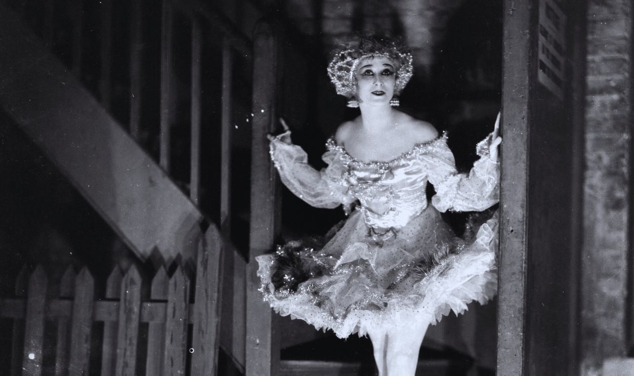 Gettyimages - 2633544, Pavlova Backstage Russian ballerina Anna Pavlova (1882 - 1931) in costume as the Fairy Doll, London. 