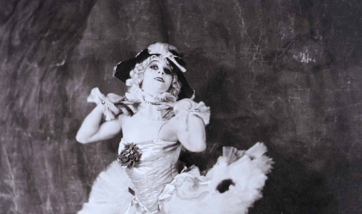 Gettyimages - 515952040, Anna Pavlova In Typical Pose (Original Caption) Anna Pavlova in typical pose at the time she appeared with her Ballet Russe in America. 