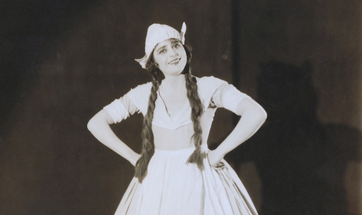 Gettyimages - 517474302, Portrait of Anna Pavlowa (Original Caption) Mademoiselle Leggierova in the corps of Anna Pavlova-The Incomparable and her Ballet Russe. 