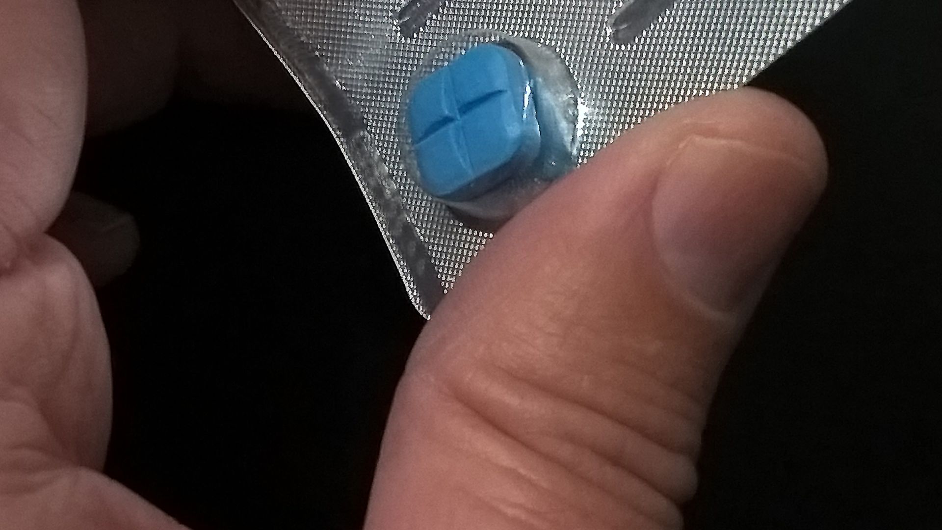 File:Sildenafil 100 milligram tablets - (prescription in the European Union) - Transgender shows the four-pack of 100 milligrams of tablet - Image 002n) - Transgender zeigt den Vierpack der je 100 Milligramm Tablette - Bild 002.jpg