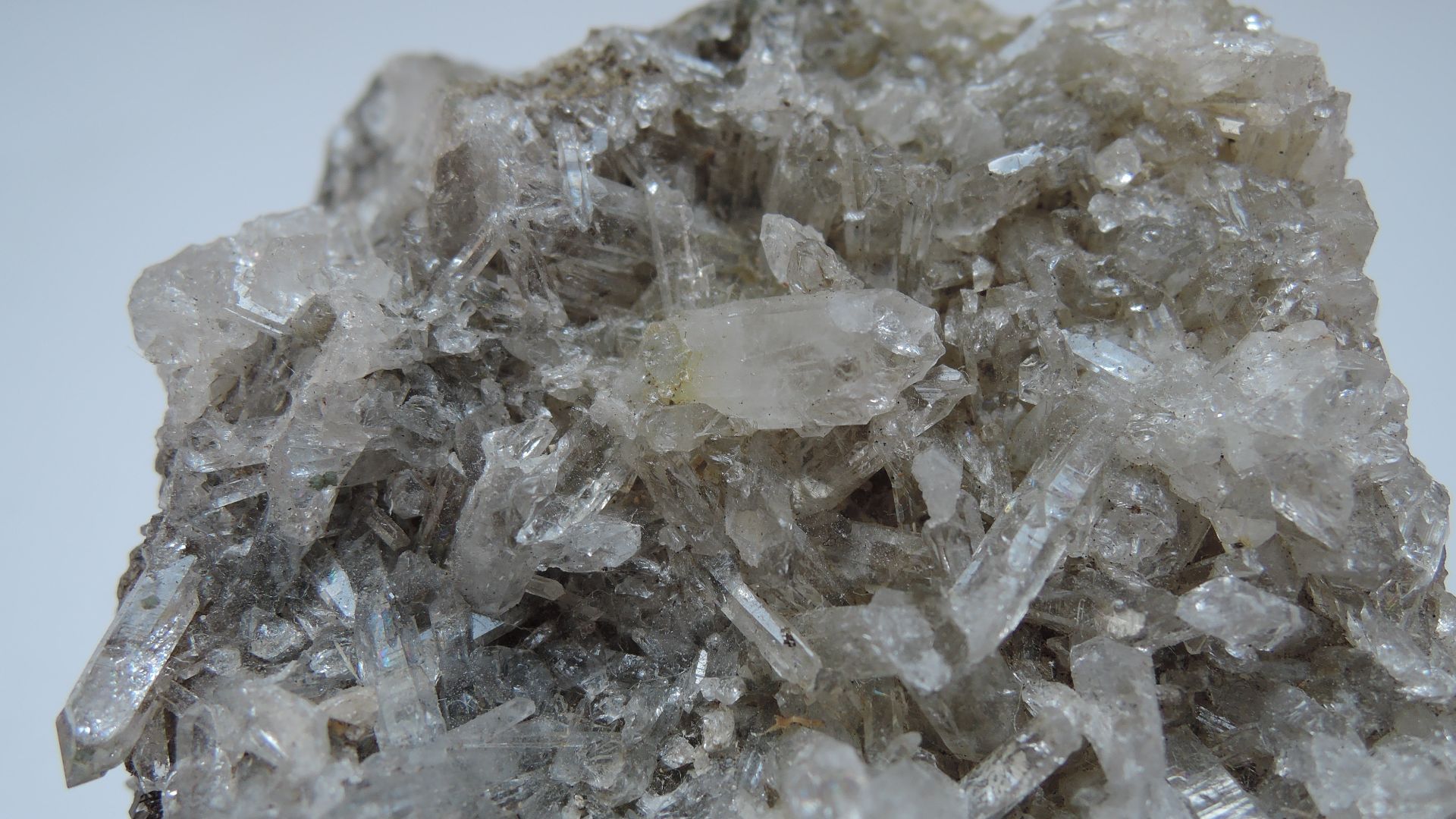 File:Clear quartz SiO2 (38532457755).jpg