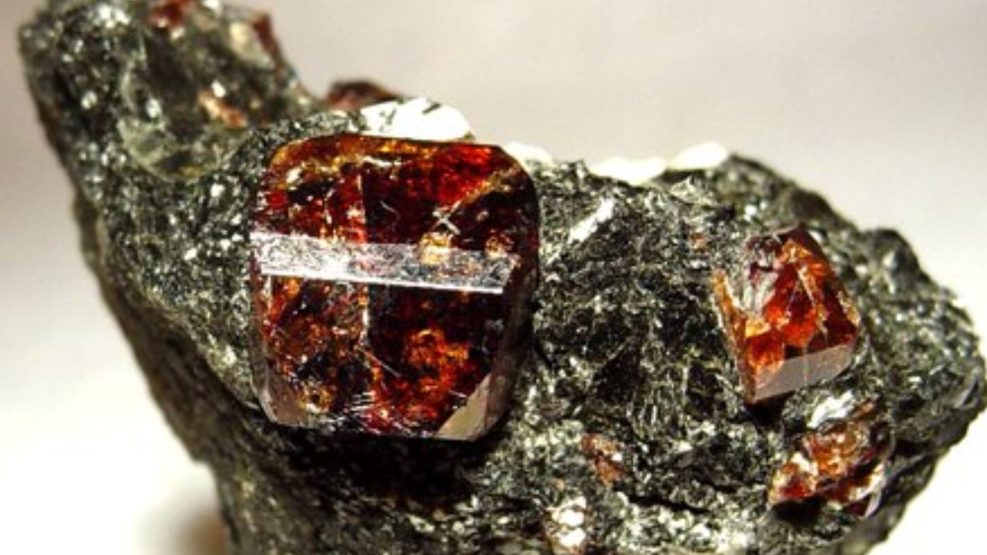 File:Zircon-23656.jpg