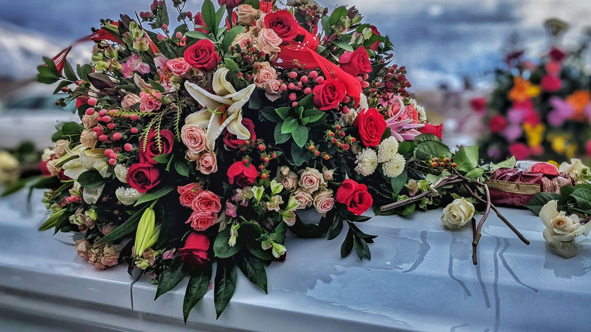 a bunch of flowers sitting on top of a car