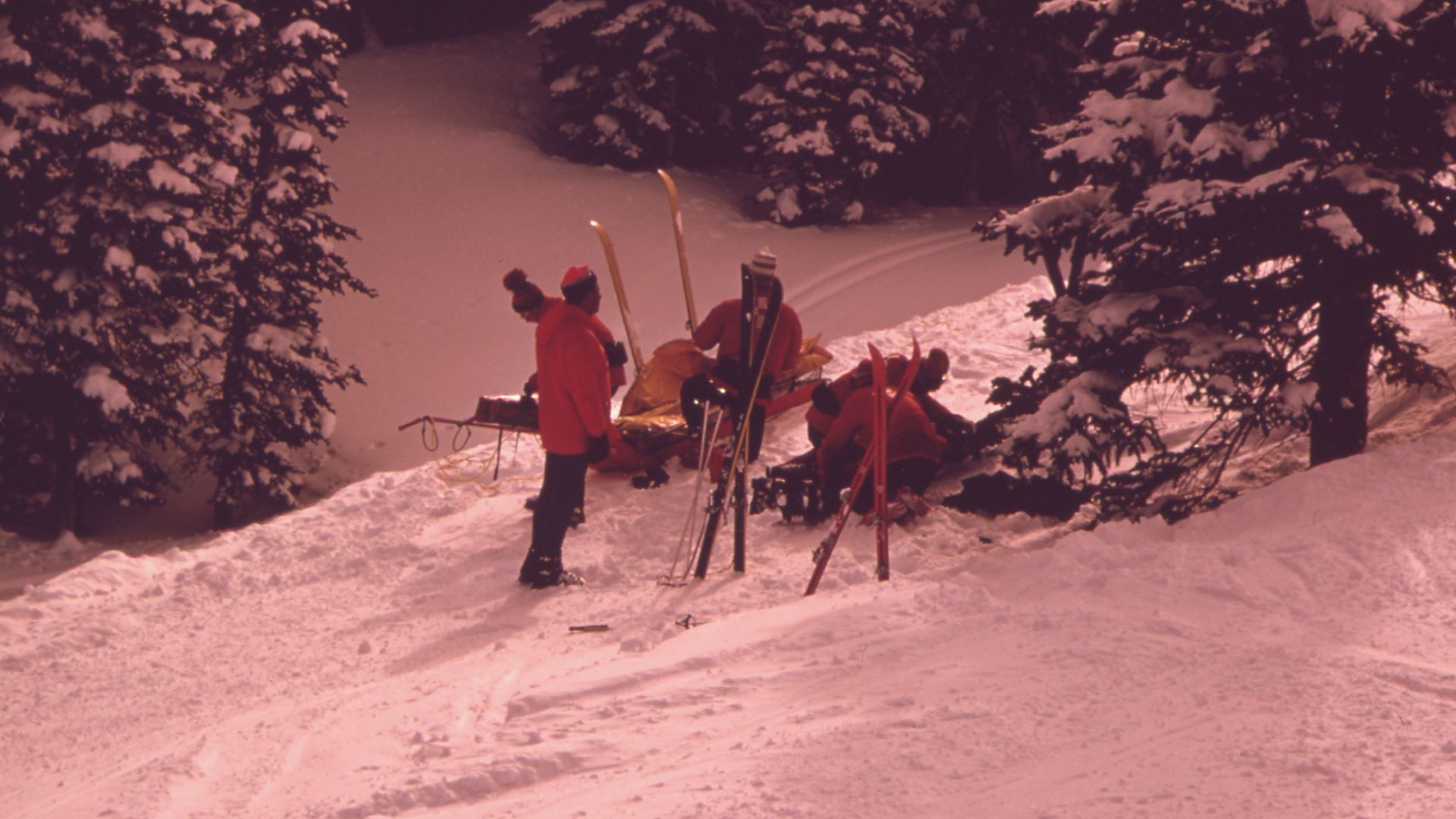 File:SKI PATROL TAKING AN INJURED SKIER DOWN THE MOUNTAIN - NARA - 554257.jpg