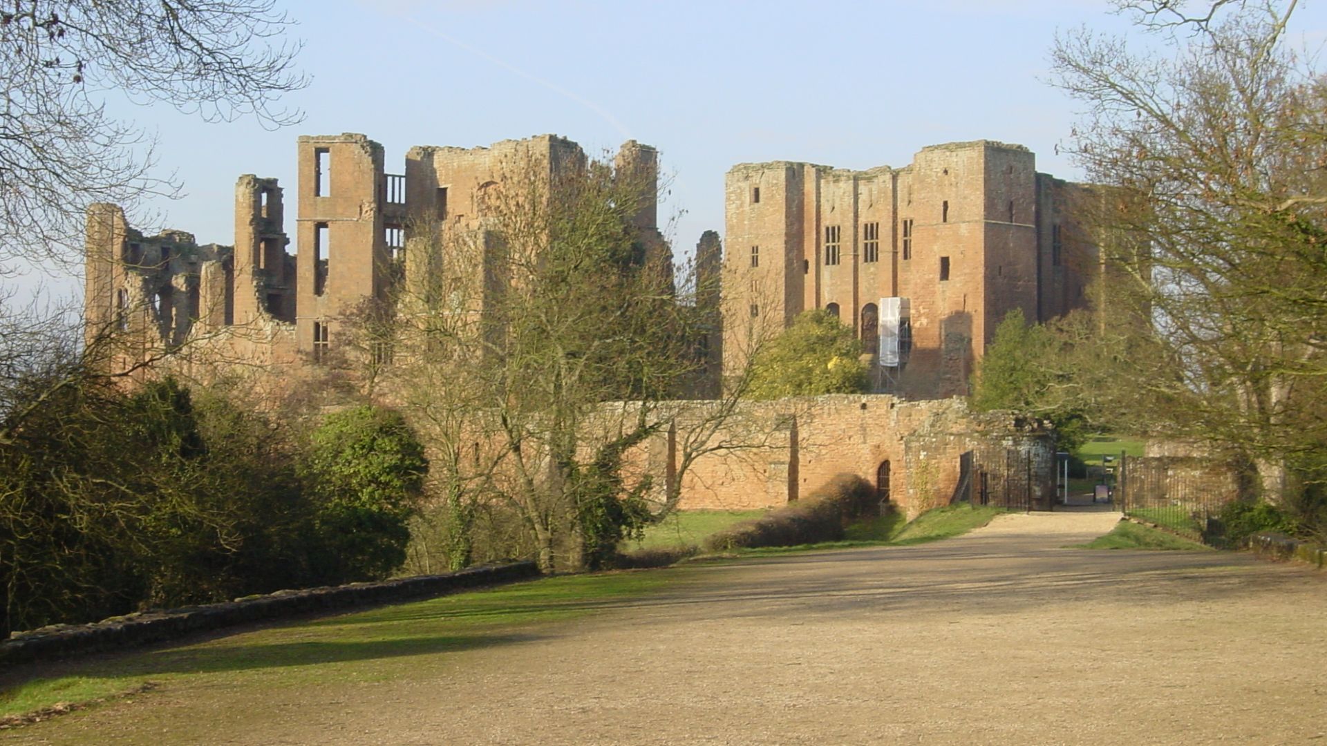 File:Kenilworth Castle gatehouse landscape.jpg
