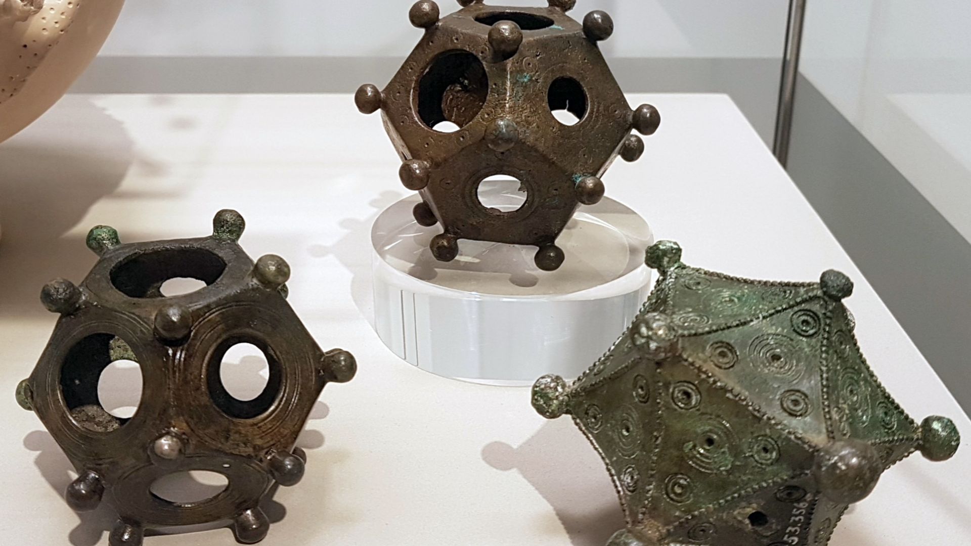 File:2018 Rheinisches Landesmuseum Bonn, Dodekaeder & Ikosaeder.jpg