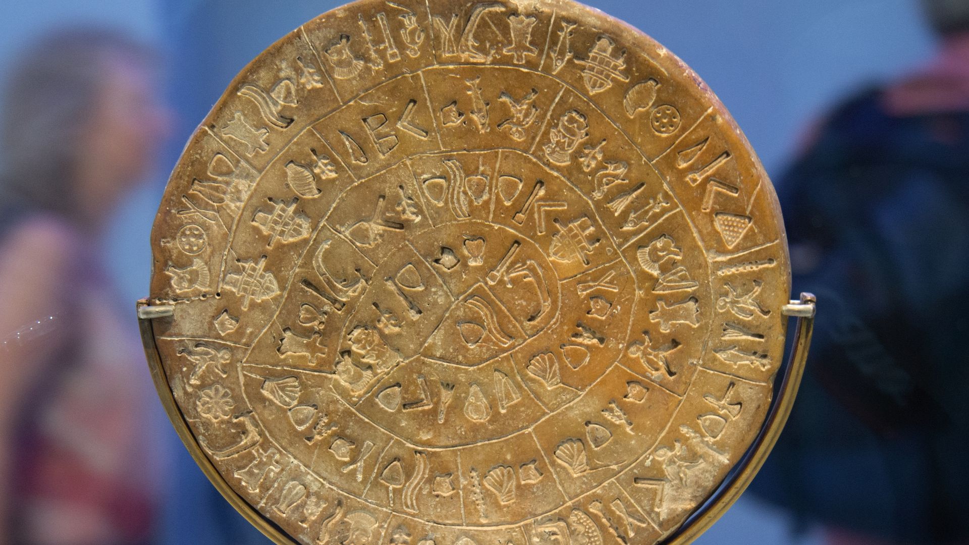 File:Phaistos disk, side B, 1850-1300 BC, AMH, 145106.jpg