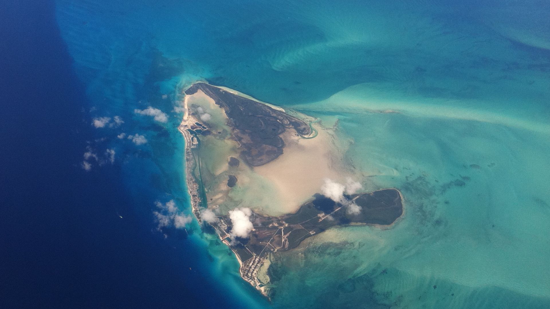 File:Bimini Islands from 30,000 feet - panoramio.jpg
