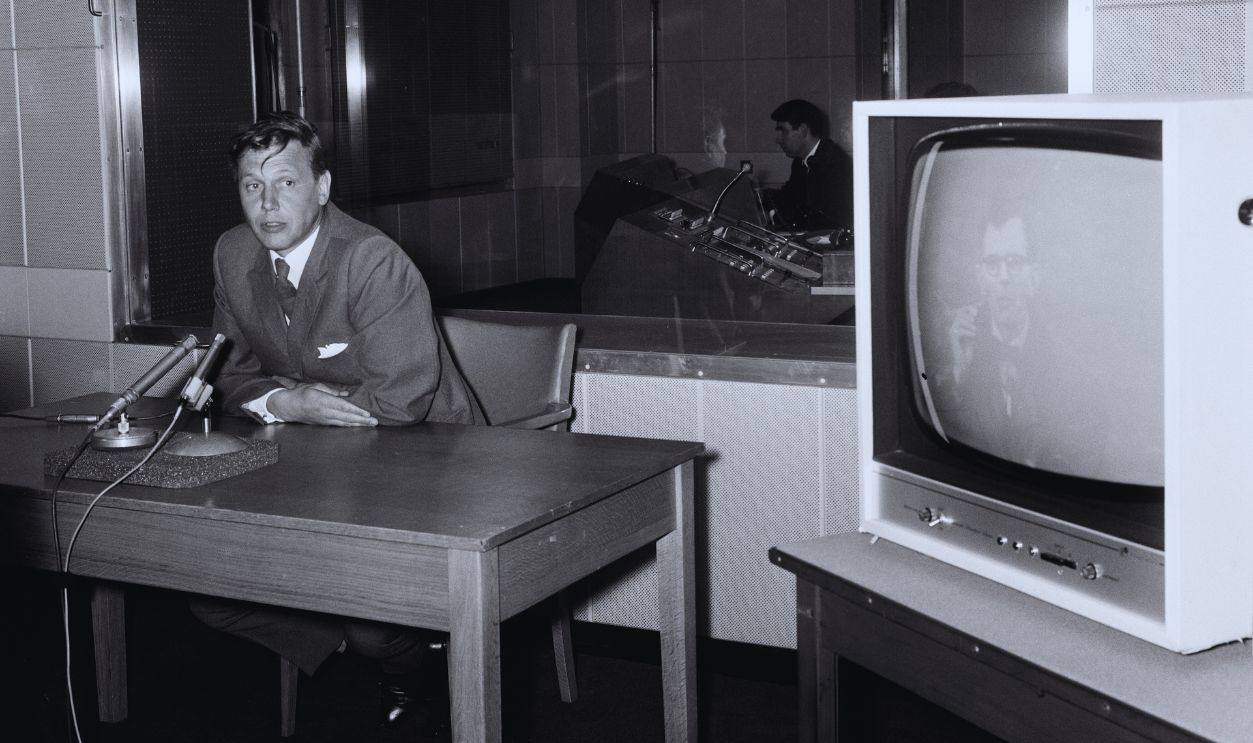 Gettyimages - 886718172, BBC to Probe Silbury Hill In a major bid to shed new light on our remote ancestors BBC2 is sponsoring a 3 year bid to excavate in and around Silbury Hill, an enormous artificial hill at the side of the A4 near Avebury, six miles west of Marlborough, Wilts. David Attenborough, controller of BBC-2 explains the planned programme at a press conference at BBC Television Centre, White City London, 13th September 1967.
