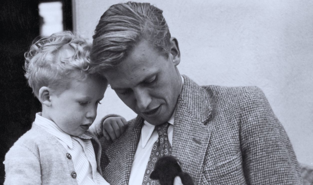 Gettyimages - 830812864, Animals - David Attenborough and his son Robert - London David Attenborough, holding his son Robert, whilst looking at an animal called a coatimundi, brought home from the combined London Zoo - BBC expedition to British Guiana.