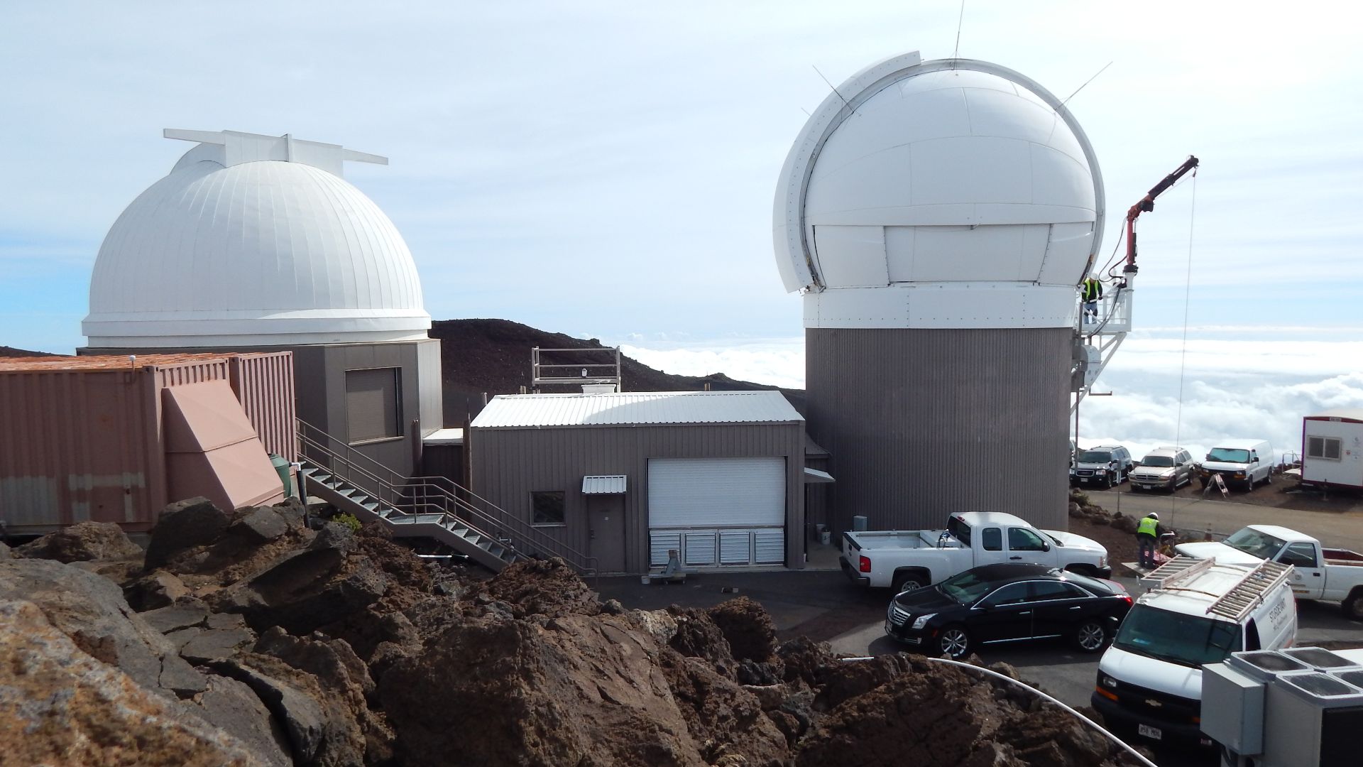 File:Starr-141106-2755-Dubautia menziesii-habitat view Pan Starrs telescopes-Science City-Maui (25130256292).jpg