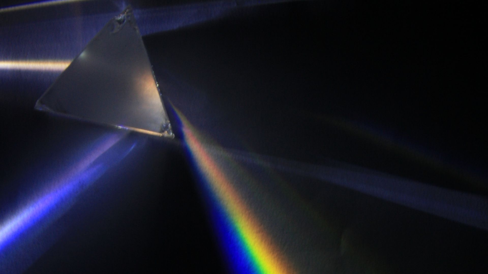File:Light dispersion of a mercury-vapor lamp with a flint glass prism IPNr°0125.jpg