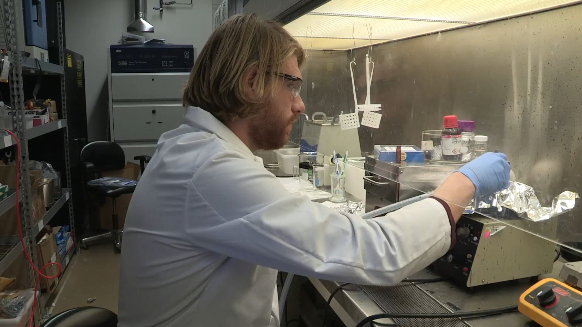 File:A scientist working in a laboratory.jpg