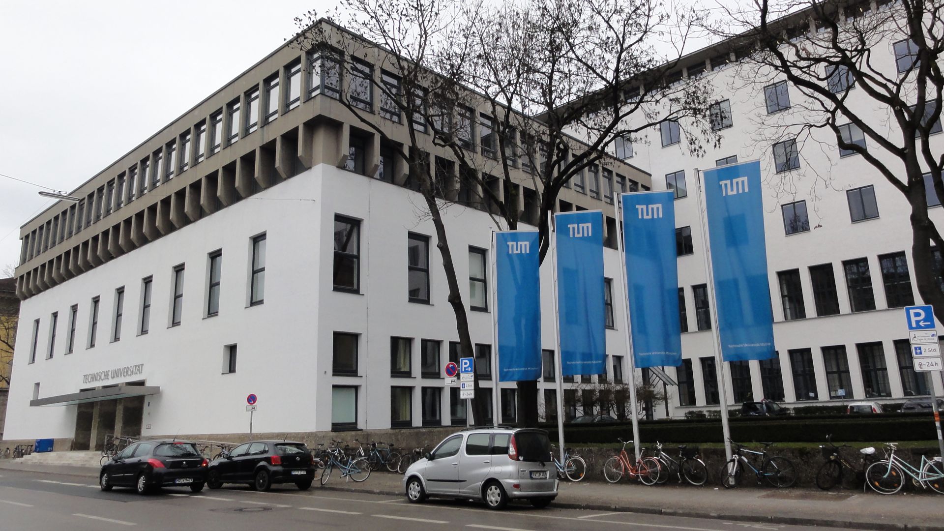 File:Technische Universität München, Arcisstraße 21 — Eingangsbereich mit Fahnen.JPG