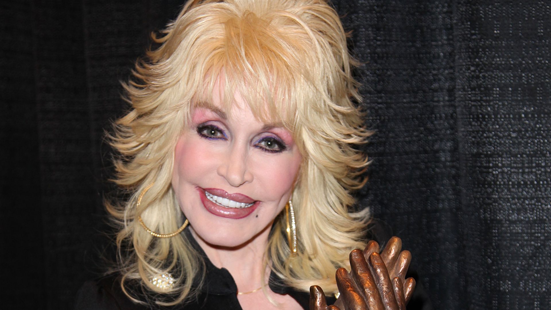 File:Dolly Parton accepting Liseberg Applause Award 2010 portrait.jpg