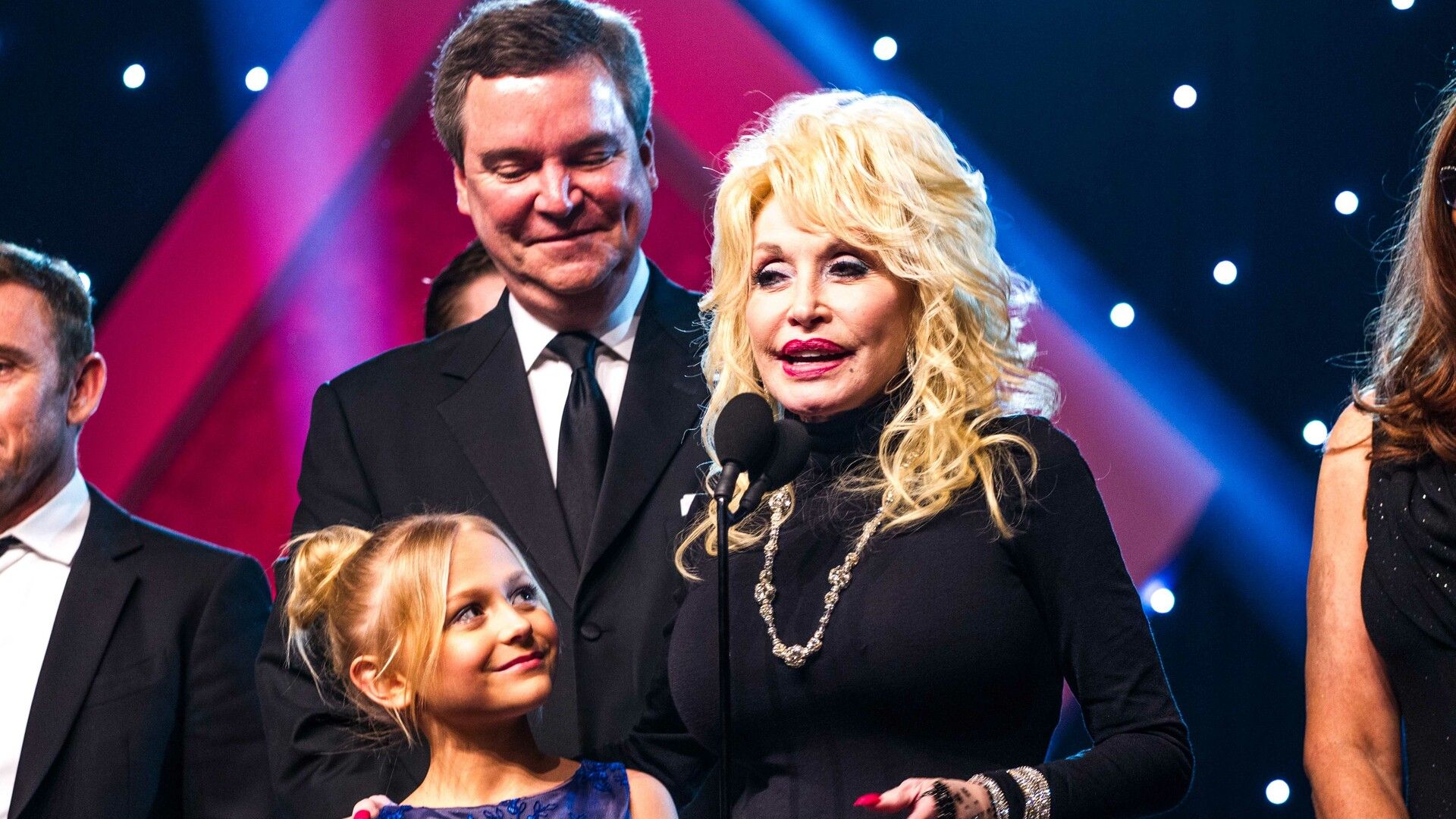 File:24S HR DollyParton&Crew 10.jpg
