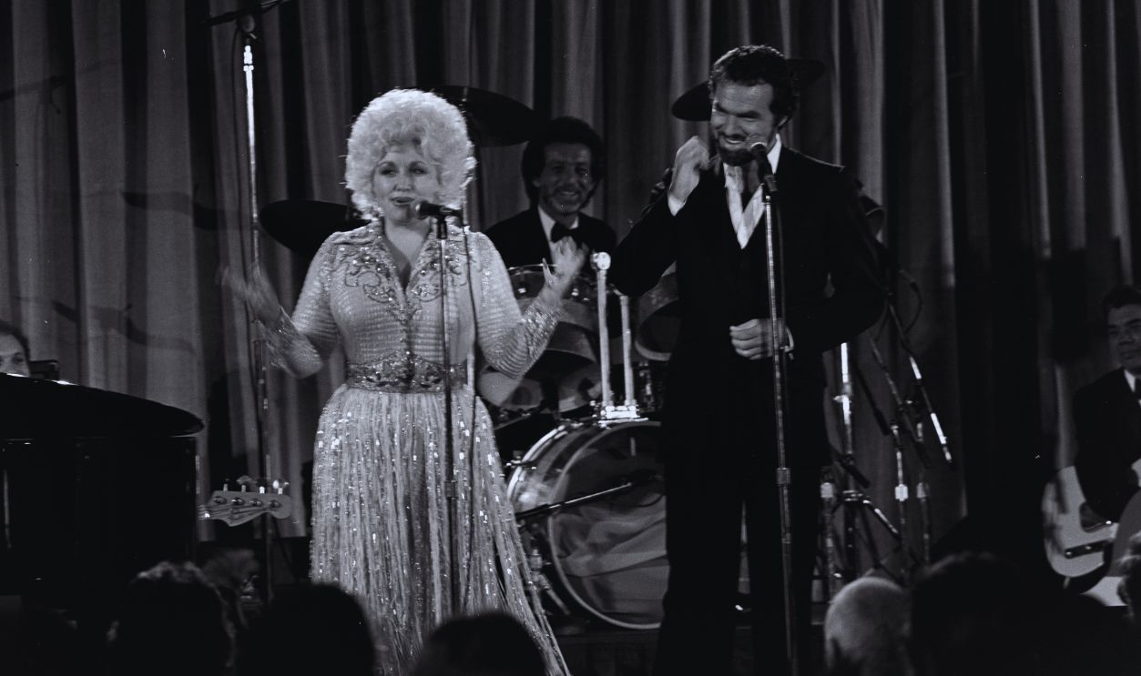 Gettyimages - 1752780159, Dolly Parton and Burt Reynolds appear onstage during a screening at the Paramount Theatre in Austin, Texas, on July 11, 1982.