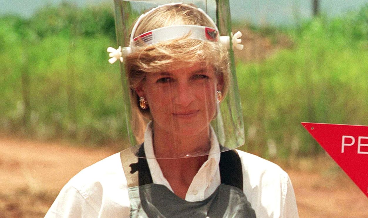  Diana, Princess of Wales, walks with body armour and a visor on the minefields during a visit to Huambo, Angola on January 15, 1997.