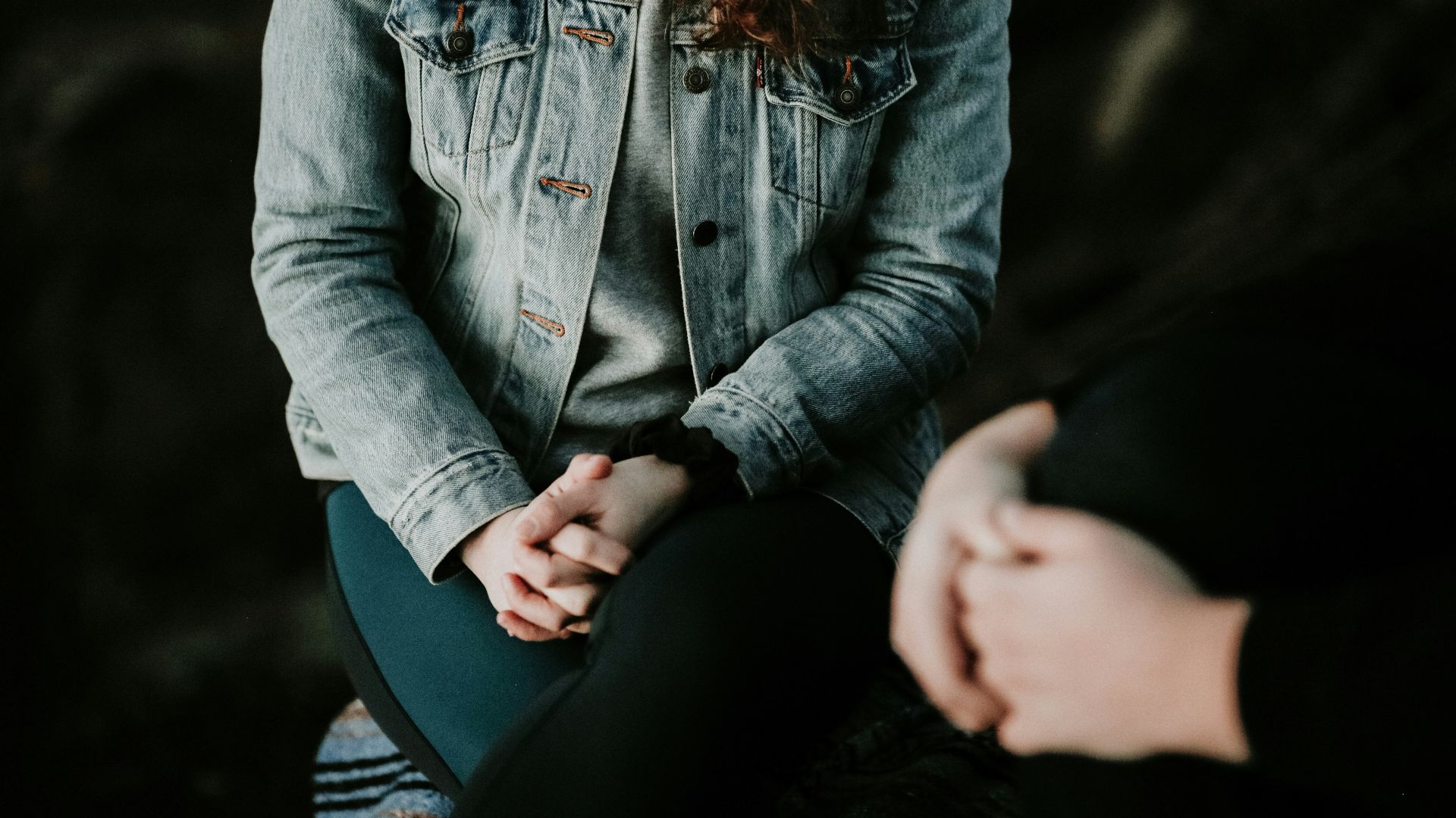 woman wearing gray jacket